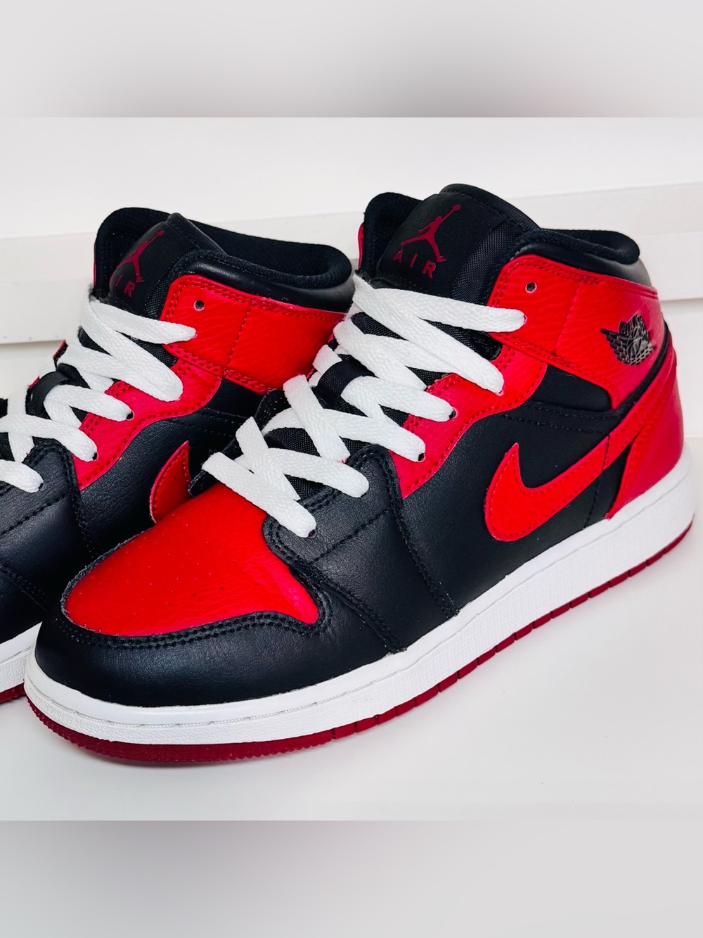🔥 Super Clean Bred Jordan 1s - Women’s 7.5 (6Y) Classic Black/Red Heat, Like New